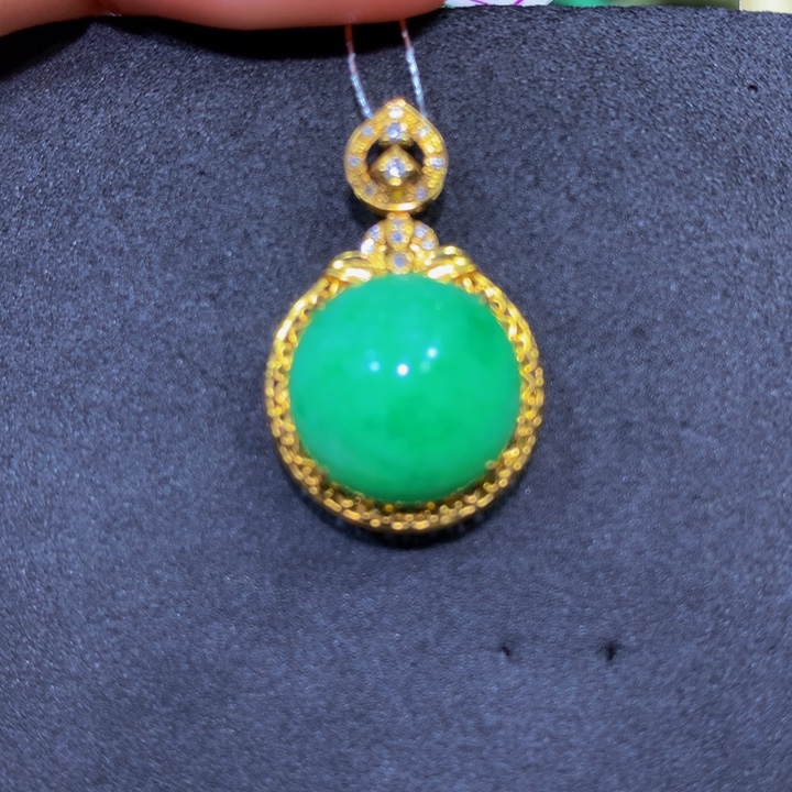 翡翠18K金镶嵌颈饰翡翠