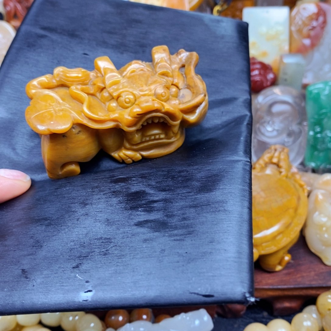 石英质玉（黄龙玉）颈饰未镶嵌