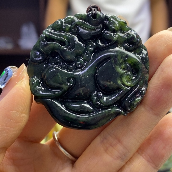 蛇纹石玉未镶嵌颈饰