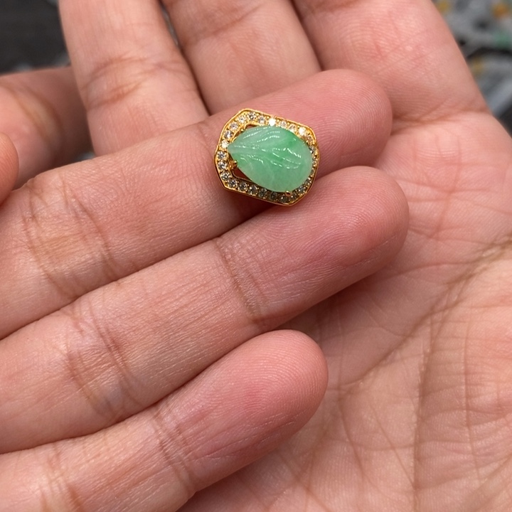 翡翠未镶嵌颈饰我在