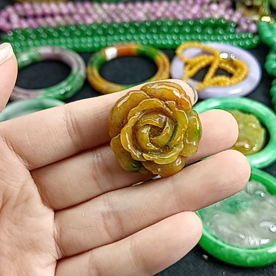 翡翠挂件未镶嵌翡翠