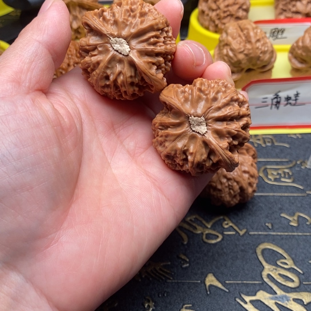 凯***业吊坠文玩核桃宫灯