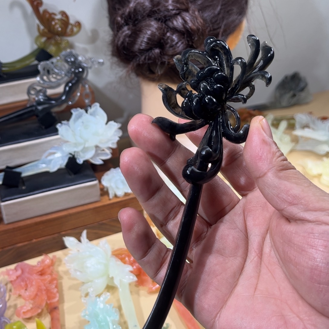 戏***鱼蛇纹石玉合金发簪