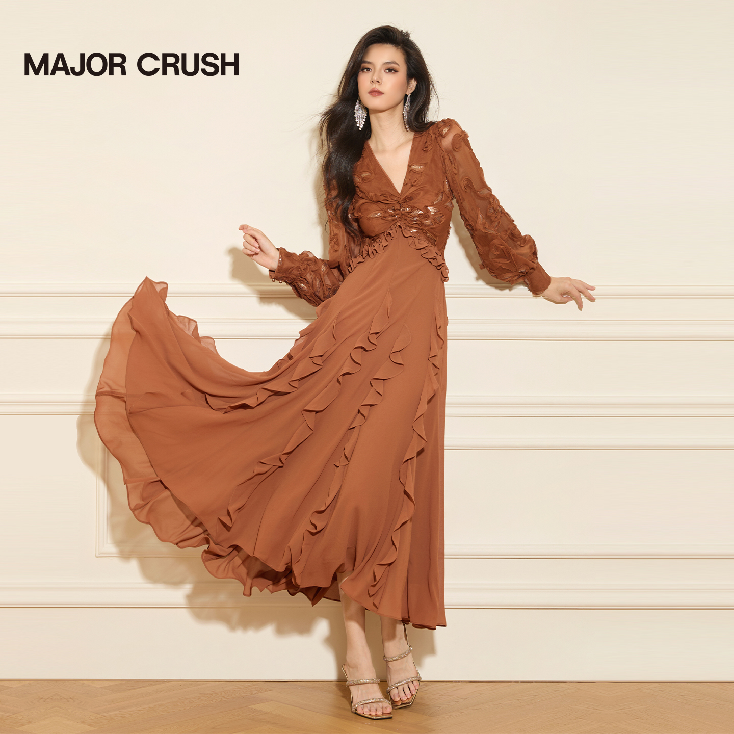 MAJOR CRUSH法式早秋轻奢珠片绣可可慕斯花蕾丝焦糖棕连衣裙7511