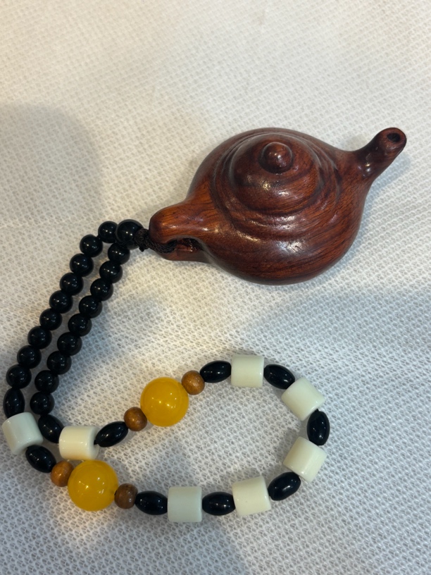 A024紫檀把把壶手把件