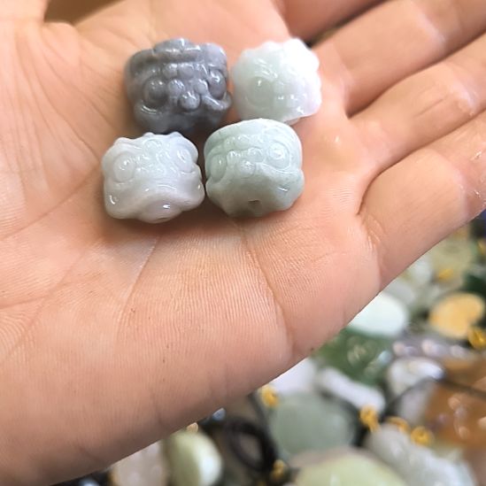 翡翠未镶嵌颈饰翡翠醒狮挂件随机发一件