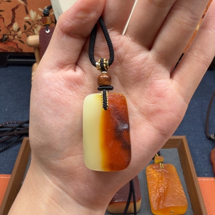 蜜蜡未镶嵌吊坠(赠链)