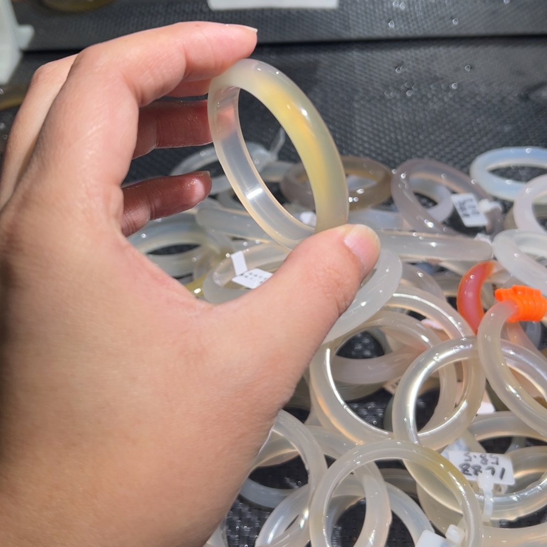 玛瑙/玉髓手镯未镶嵌52圈口