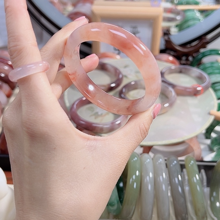 石英质玉手镯未镶嵌刘***?