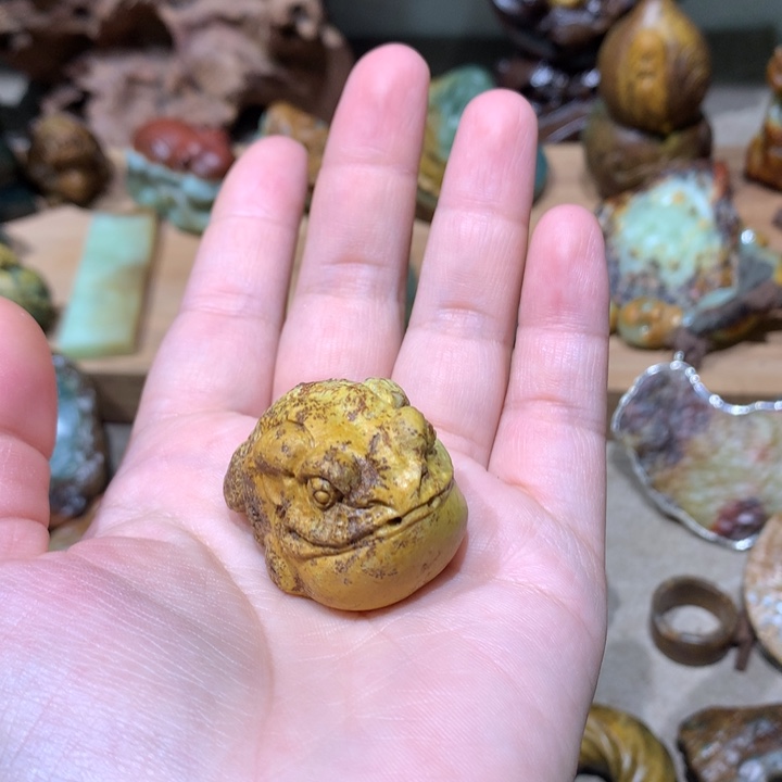 未镶嵌岫岩河磨玉（透闪石质玉）挂件