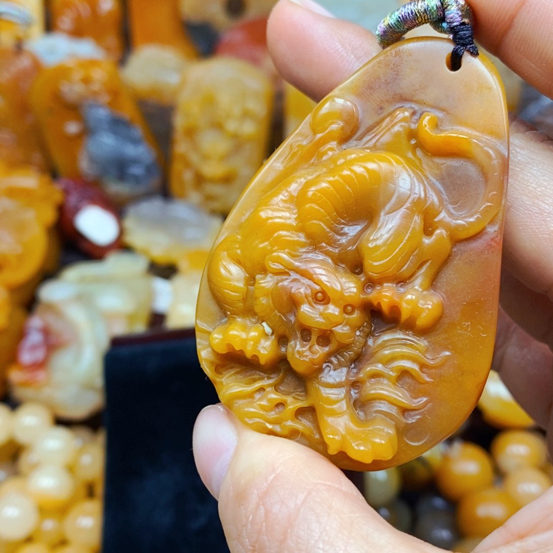 石英质玉（黄龙玉）颈饰未镶嵌