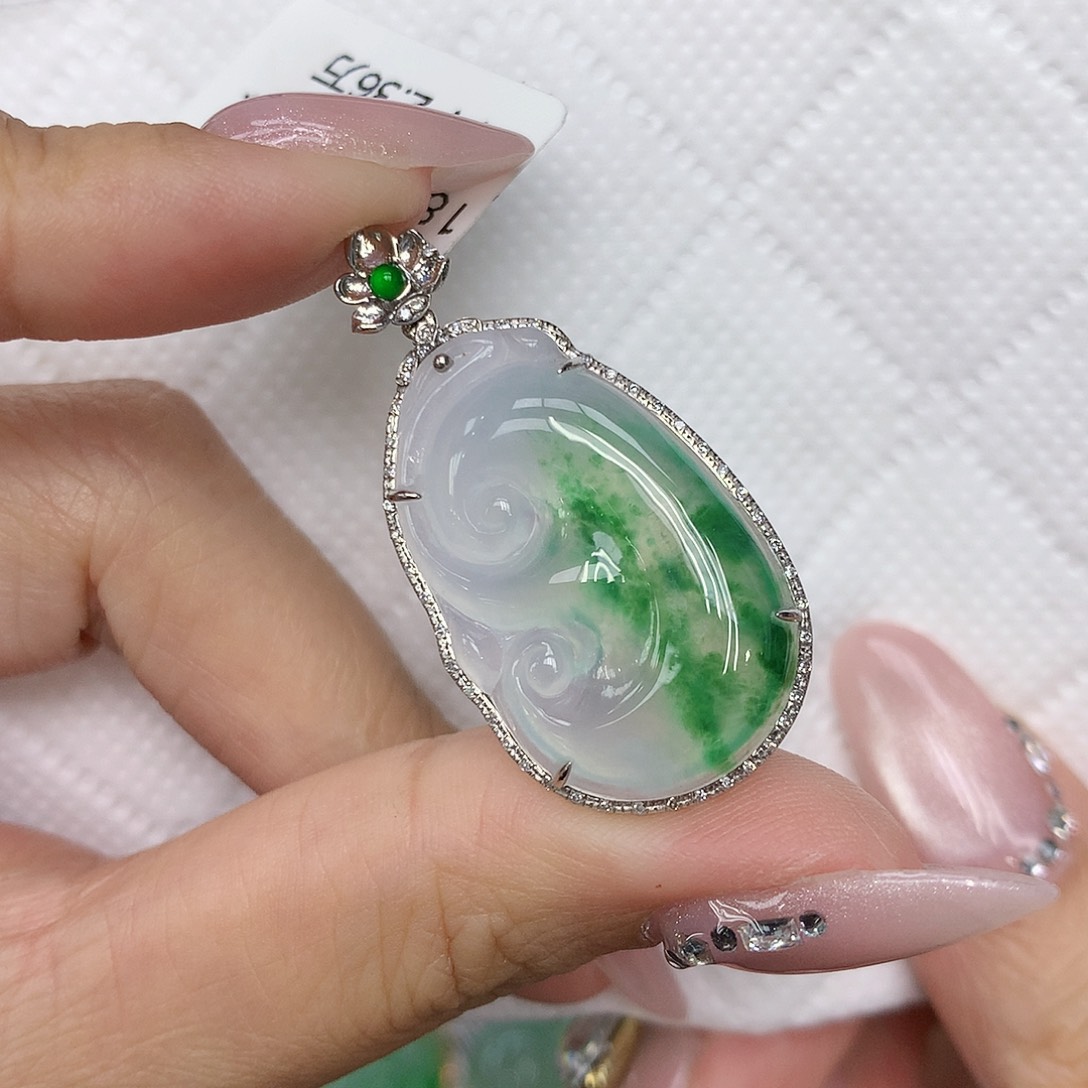 颈饰18K金镶嵌翡翠