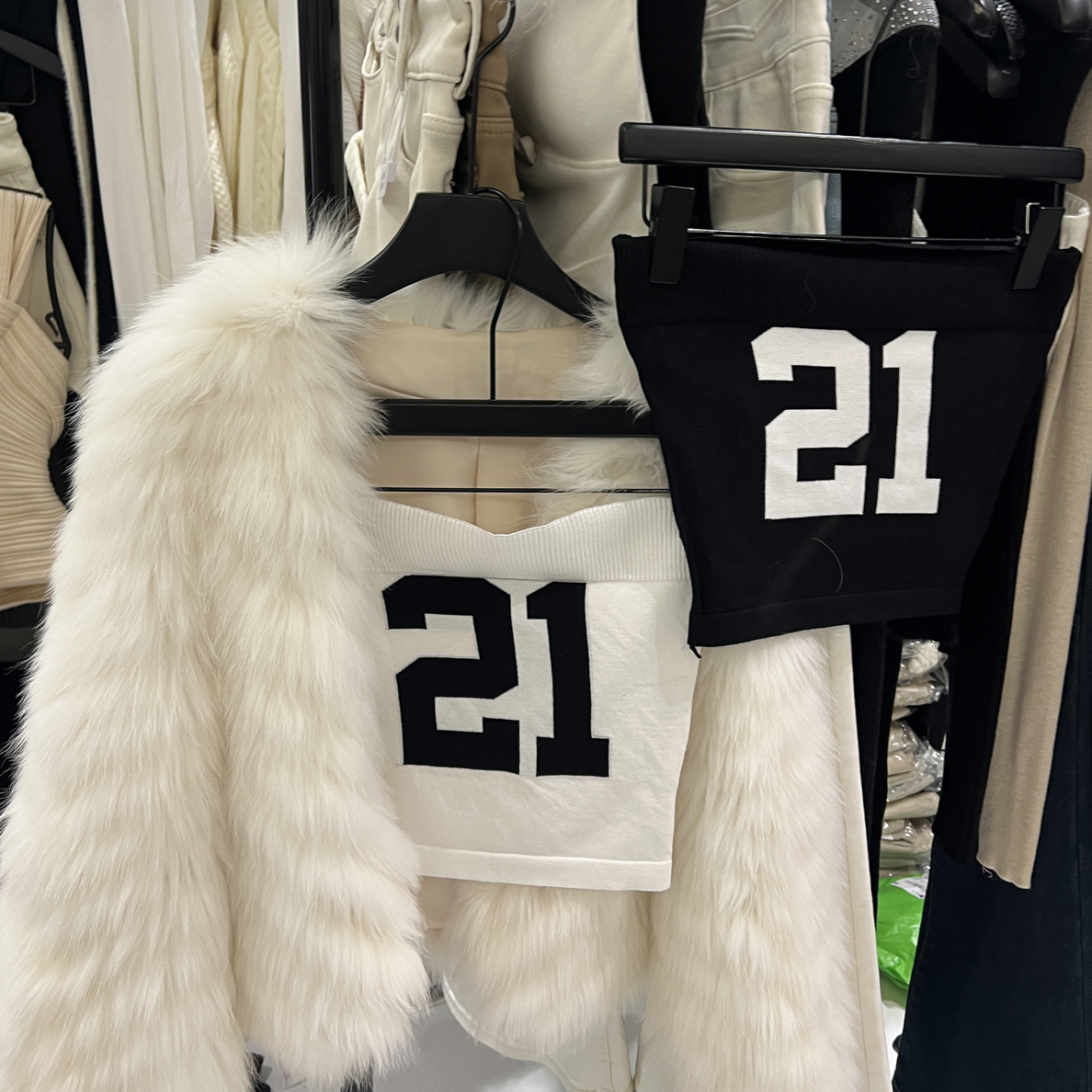 古奈家字母针织弹力辣妹小短款抹胸上衣修身