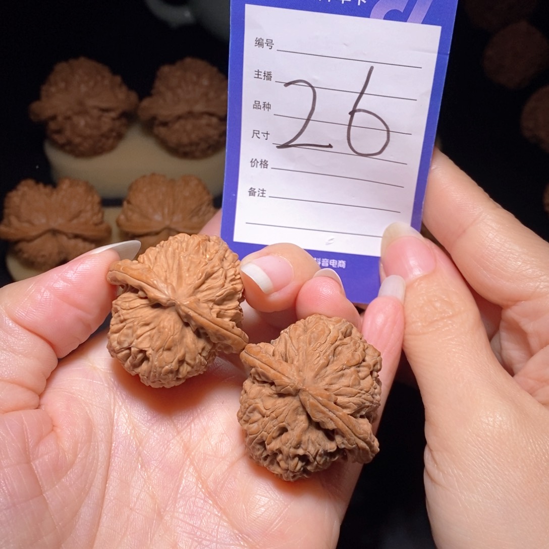 文玩核桃把件白狮子 36左右 虚尖磕碰 偏远地区不发货