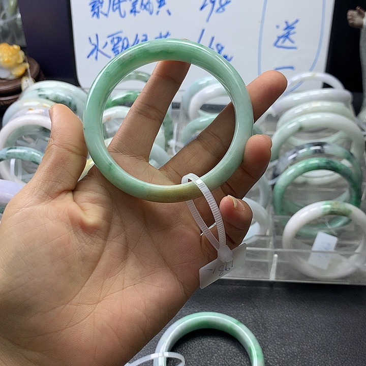 翡翠手镯未镶嵌封***爱翡翠手镯
