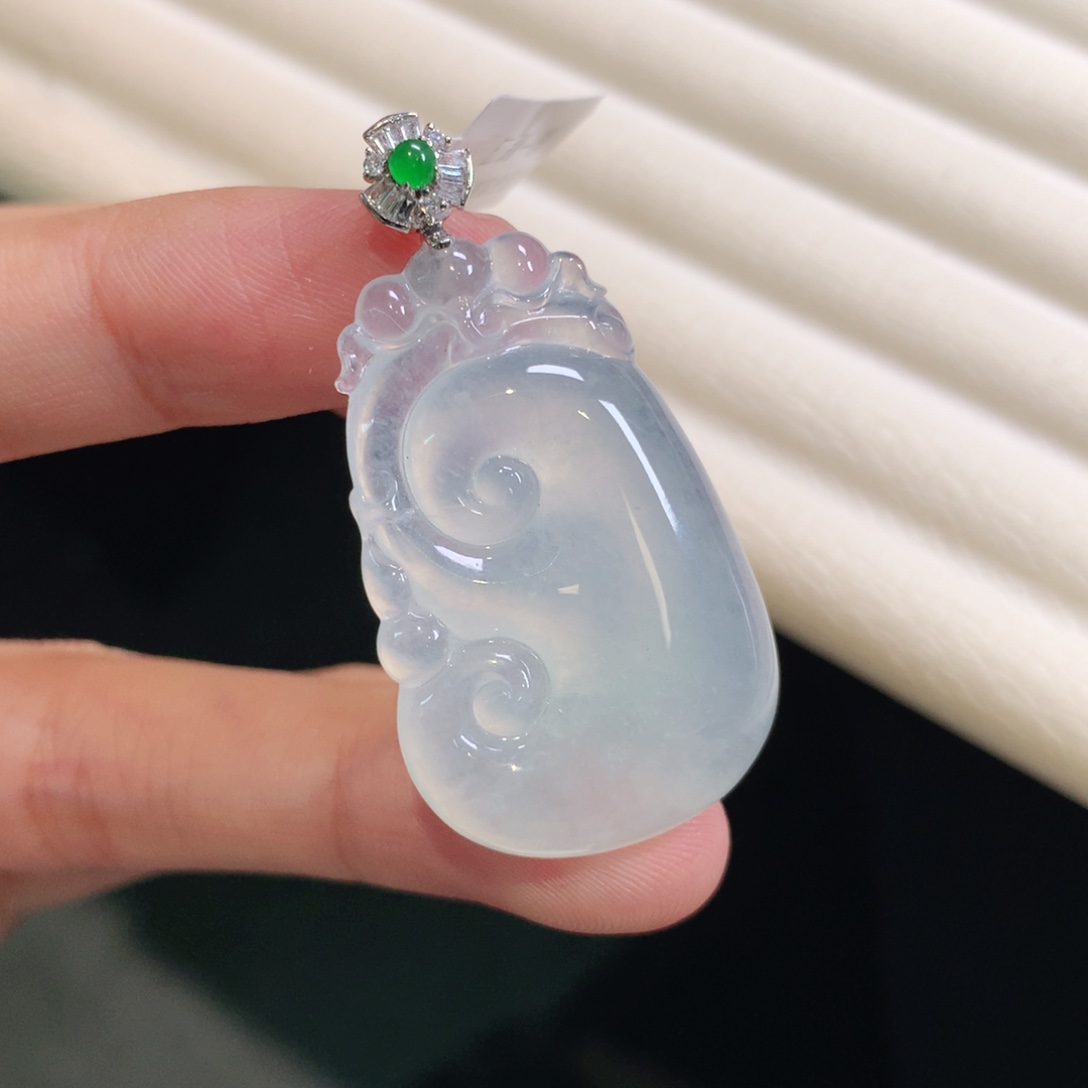 翡翠颈饰18K金镶嵌如意