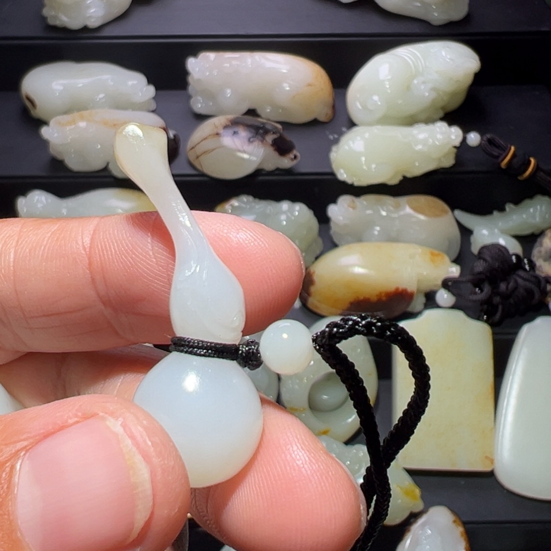 曾***时和田玉未镶嵌颈饰