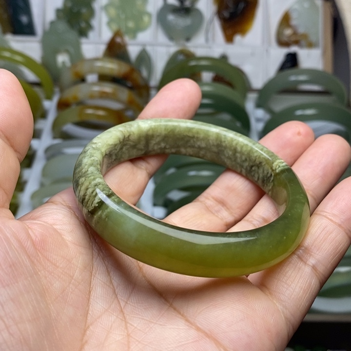 蛇纹石玉手镯未镶嵌