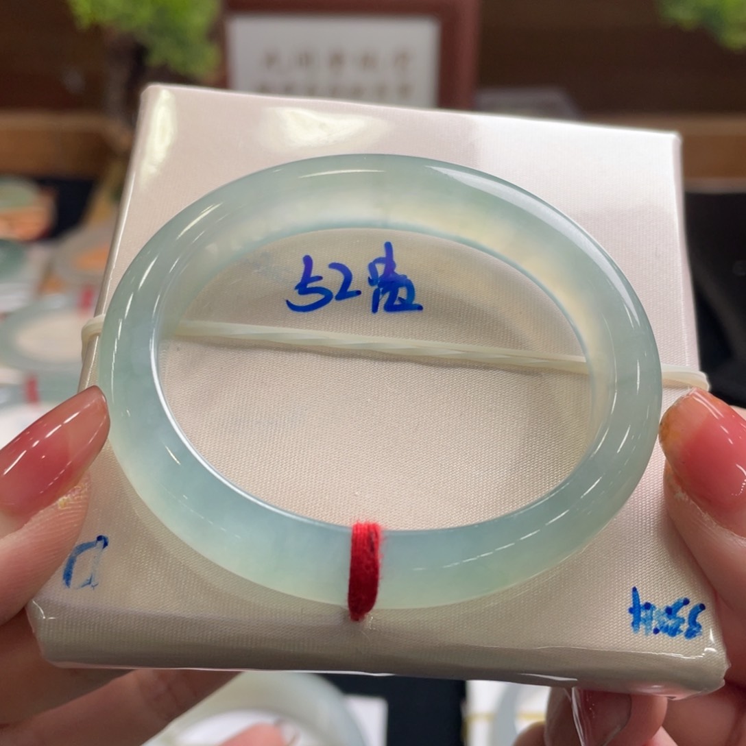 翡翠手镯未镶嵌52贵