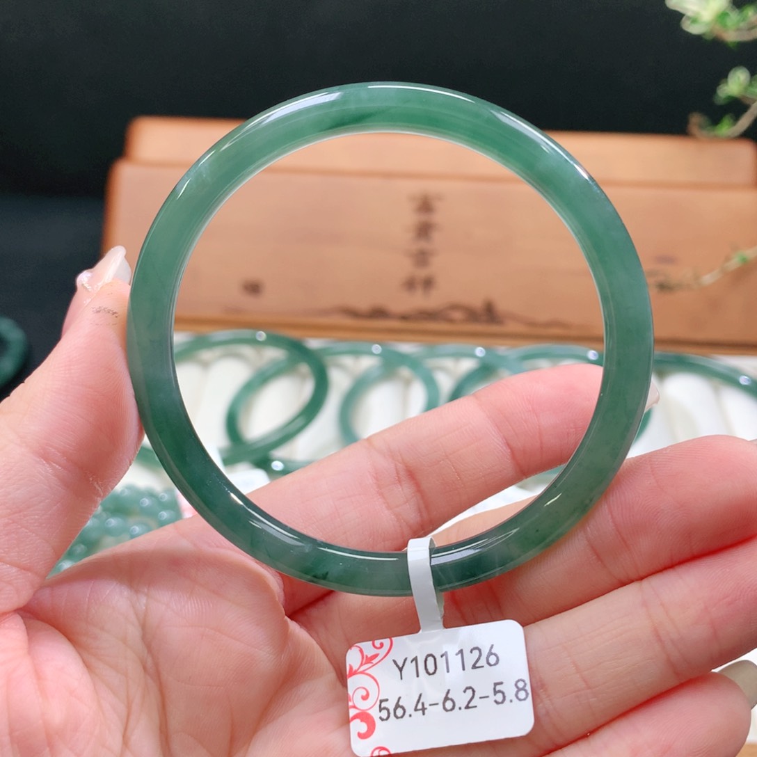 翡翠手镯未镶嵌天然