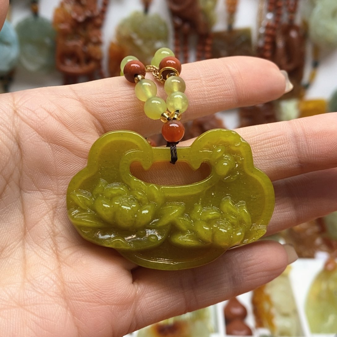 蛇纹石玉颈饰未镶嵌