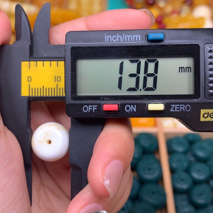 非金属仿琥珀配饰3