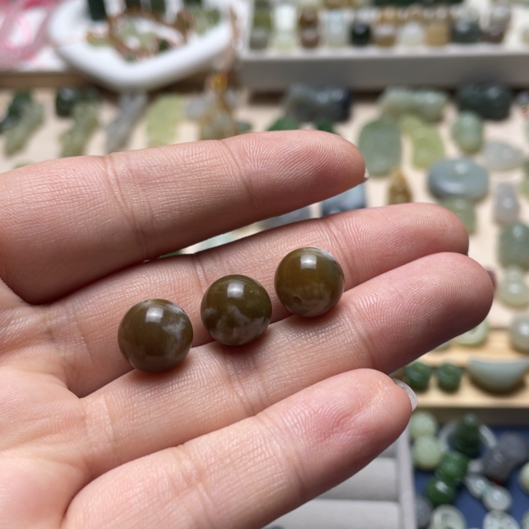 柒***染和田玉未镶嵌颈饰