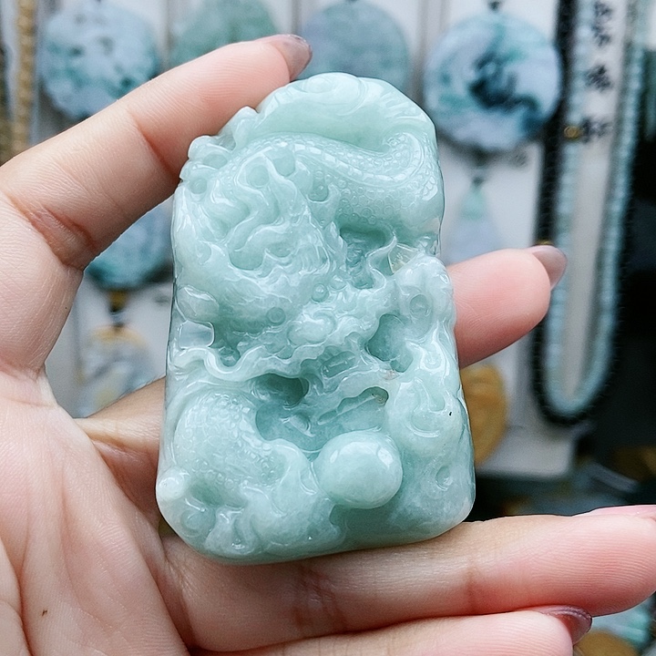 颈饰足铂镶嵌翡翠翡翠