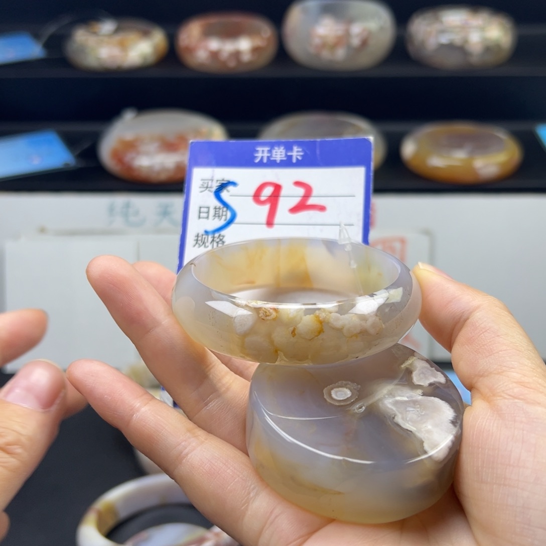 石英质玉手镯未镶嵌