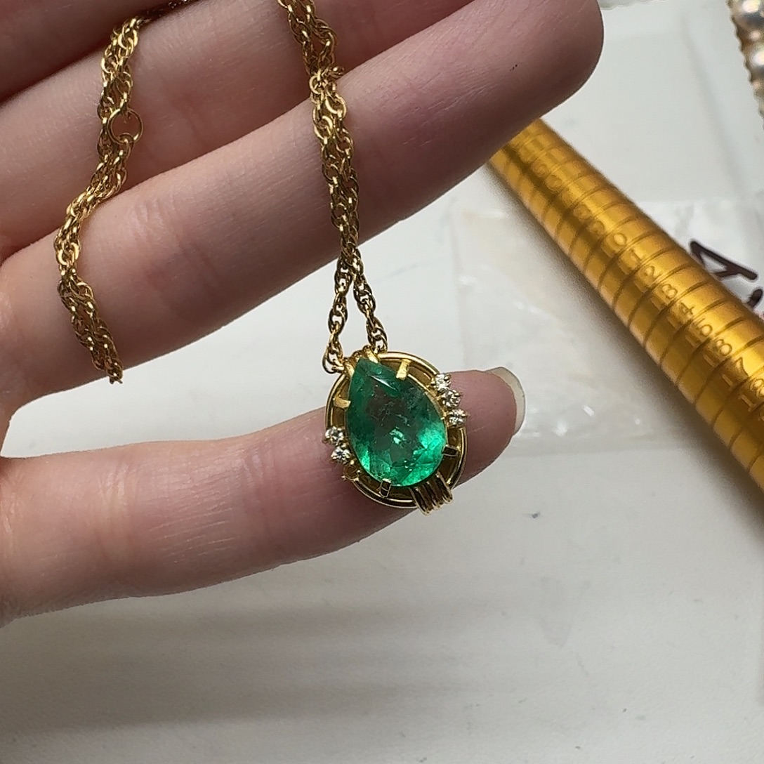 未镶嵌祖母绿颈饰