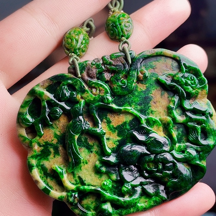 翡翠未镶嵌颈饰多样性