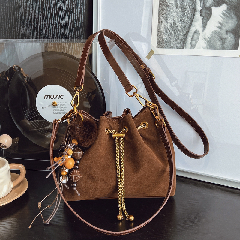 新款磨砂皮时尚秋冬季单肩斜挎小福袋包包