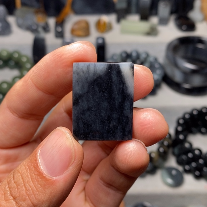 哈***人和田玉未镶嵌颈饰