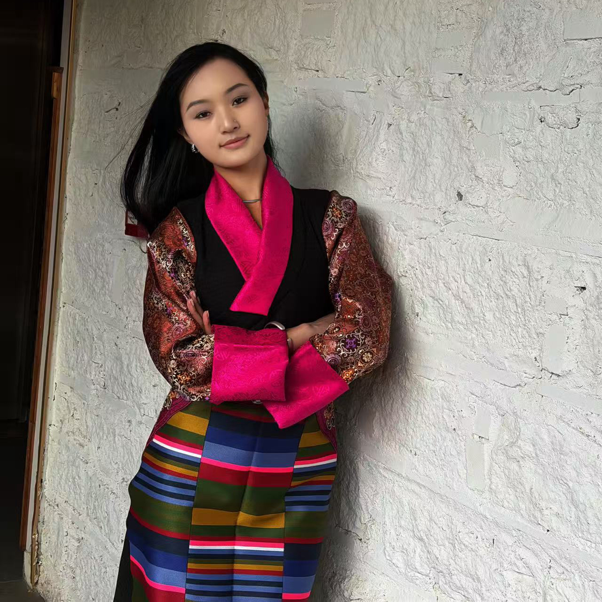 两件套装传统藏式桑蚕丝甲鲁衬衣和邦典