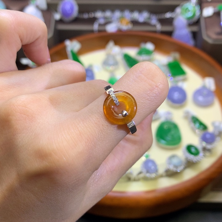 翡翠颈饰18K金镶嵌翡翠吊坠