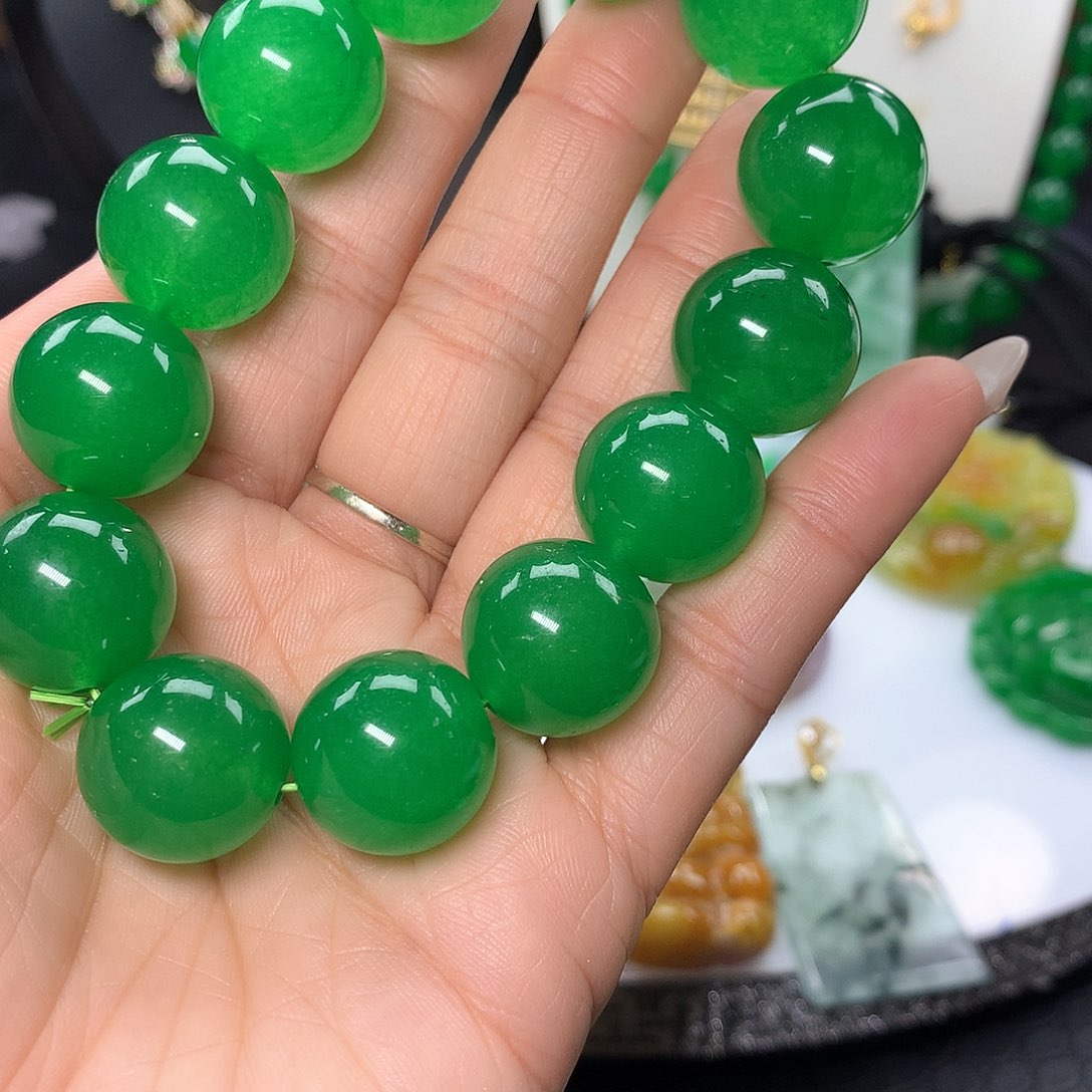 翡翠吊坠(赠链)未镶嵌