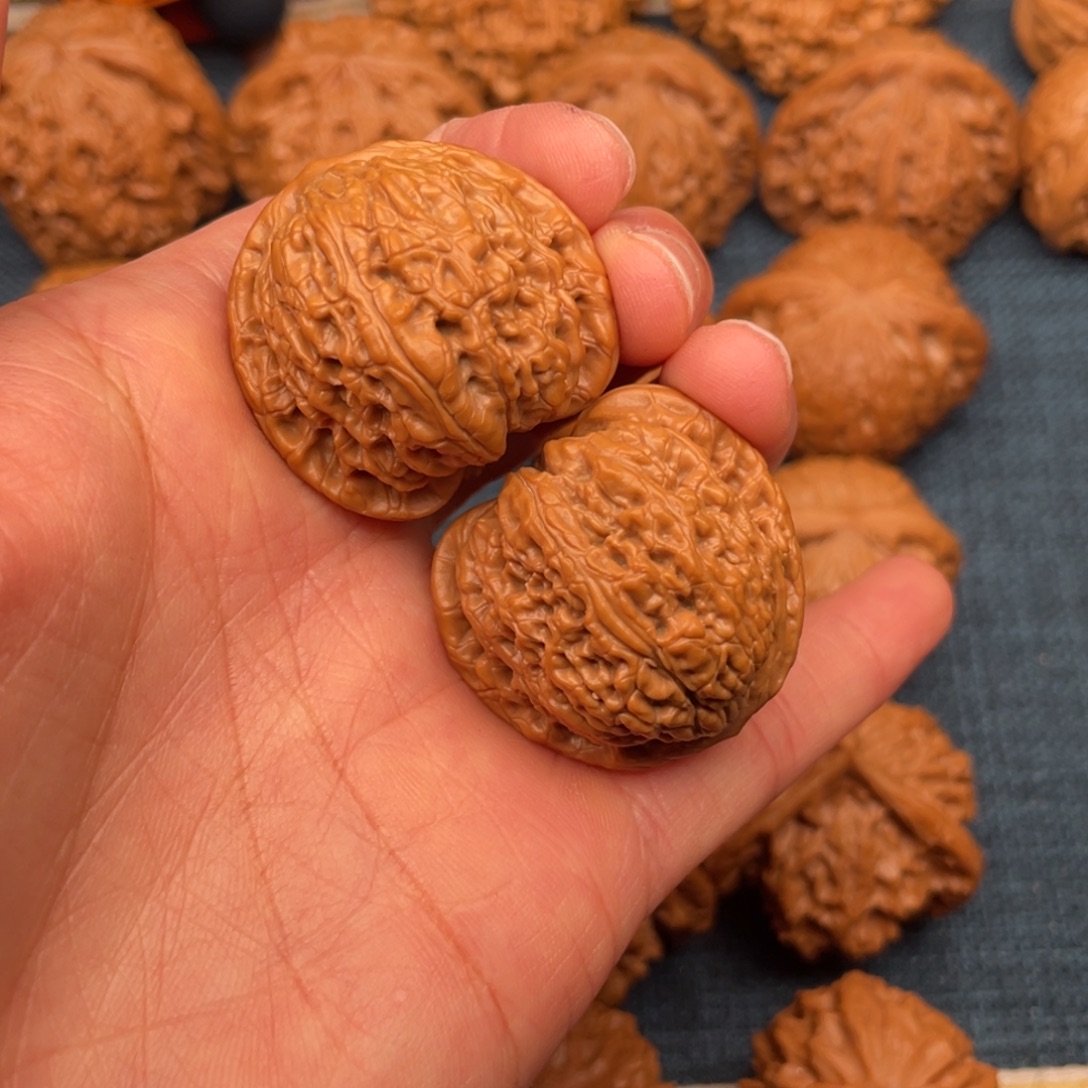 蜗***步文玩核桃把件34全品红宝石狮子头