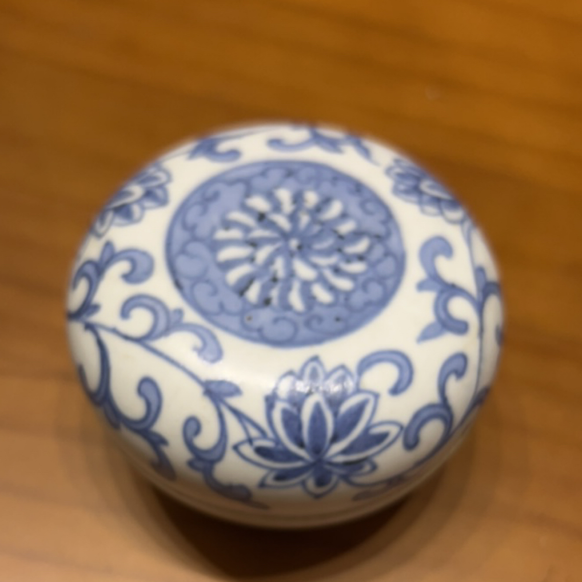 青花缠枝莲纹盖盒，8✖️6，造型雅致，适合书房案头