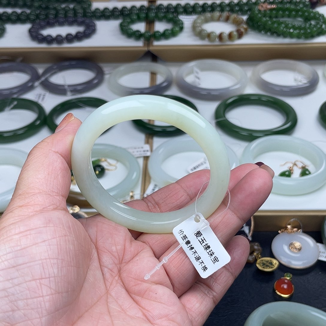 和田玉手镯未镶嵌