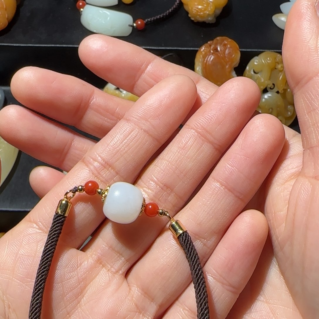 和田玉颈饰未镶嵌小*哥