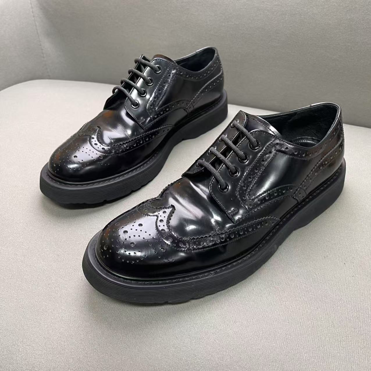 95新 Prada/普拉达 黑色亮皮面镂空雕花时尚百搭系带皮鞋 41.5码