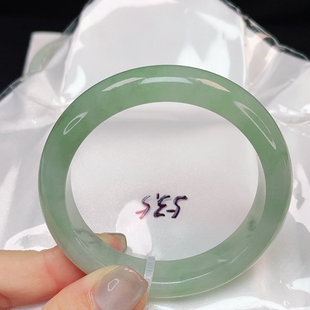 翡翠手镯未镶嵌甜果绿正圈