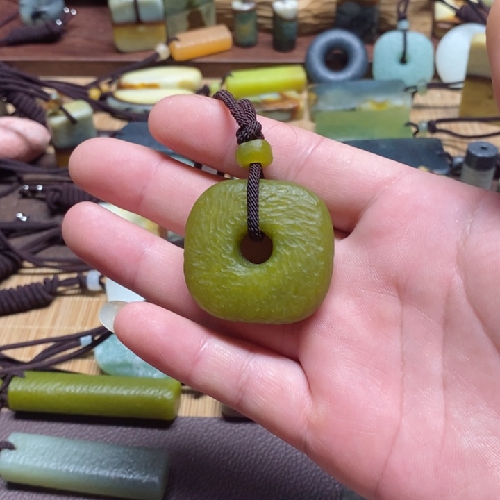 蛇纹石玉挂件未镶嵌天**子