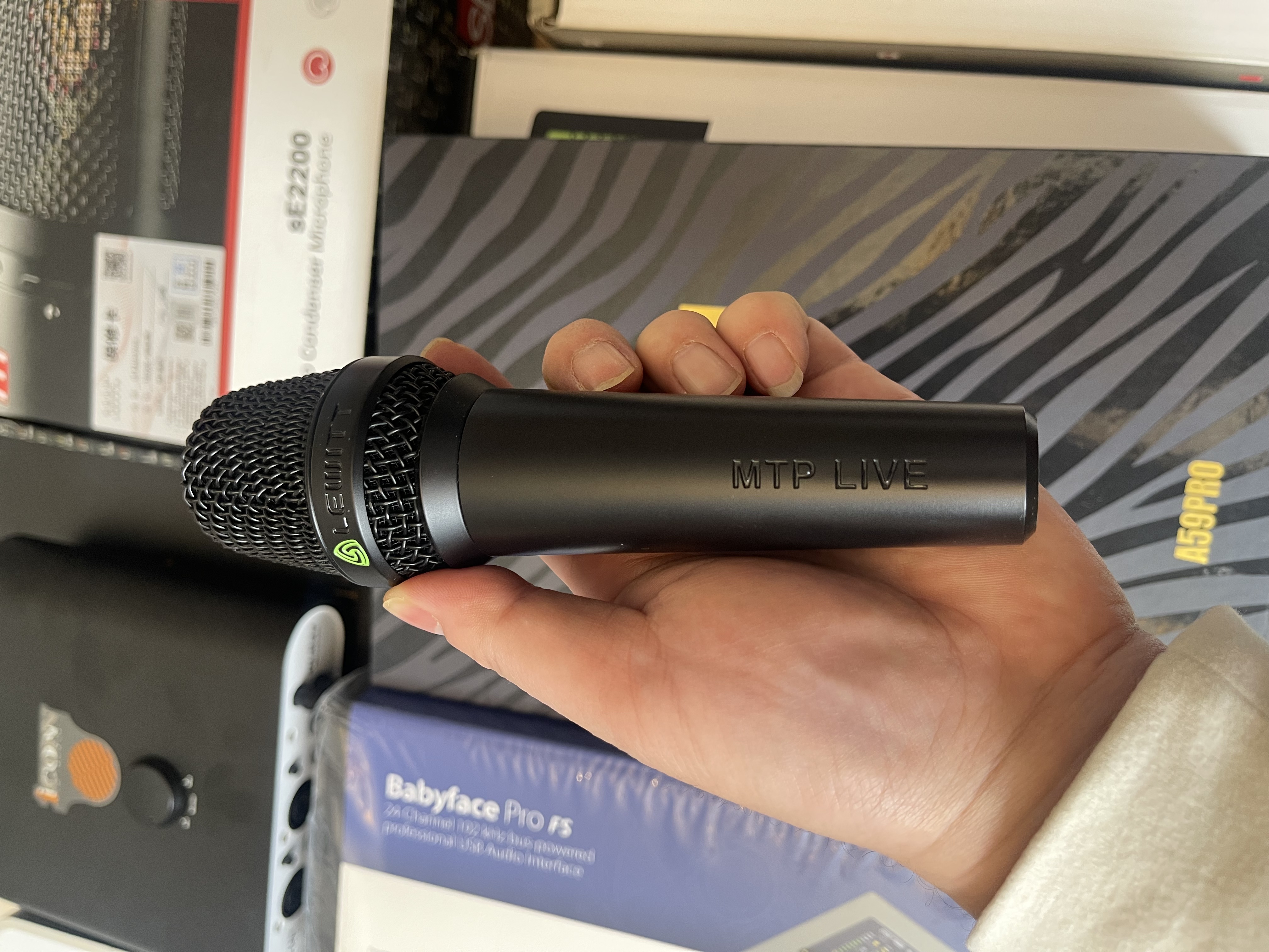 9新 莱维特MTPLIVE手持电容麦 无盒子有瑕疵 不支持试用