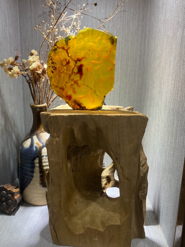 缅甸琥珀意境形象珀大摆件，尺寸102*86*13mm，重95克