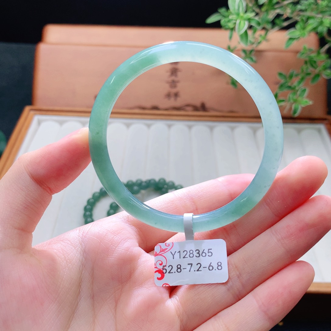 未镶嵌手镯（圆镯）翡翠