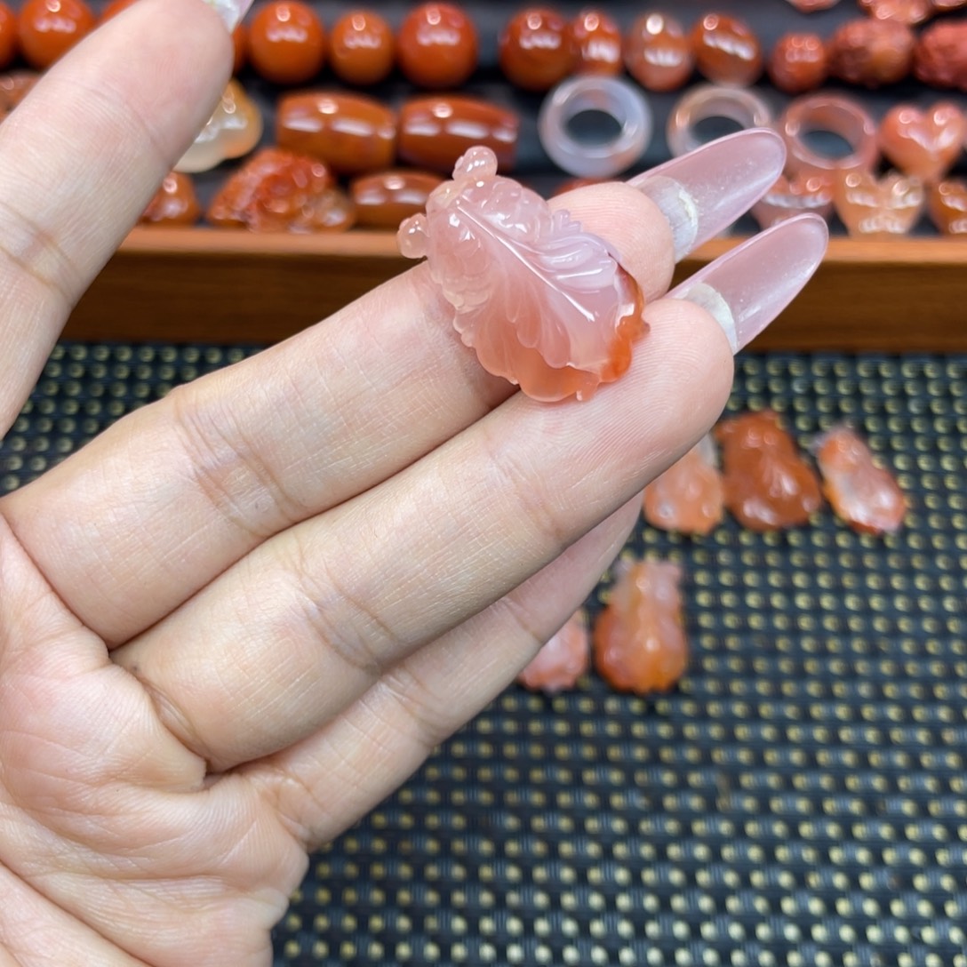 南红玛瑙未镶嵌颈饰金鱼