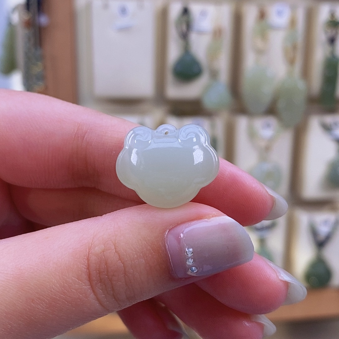 小***滴和田玉未镶嵌颈饰