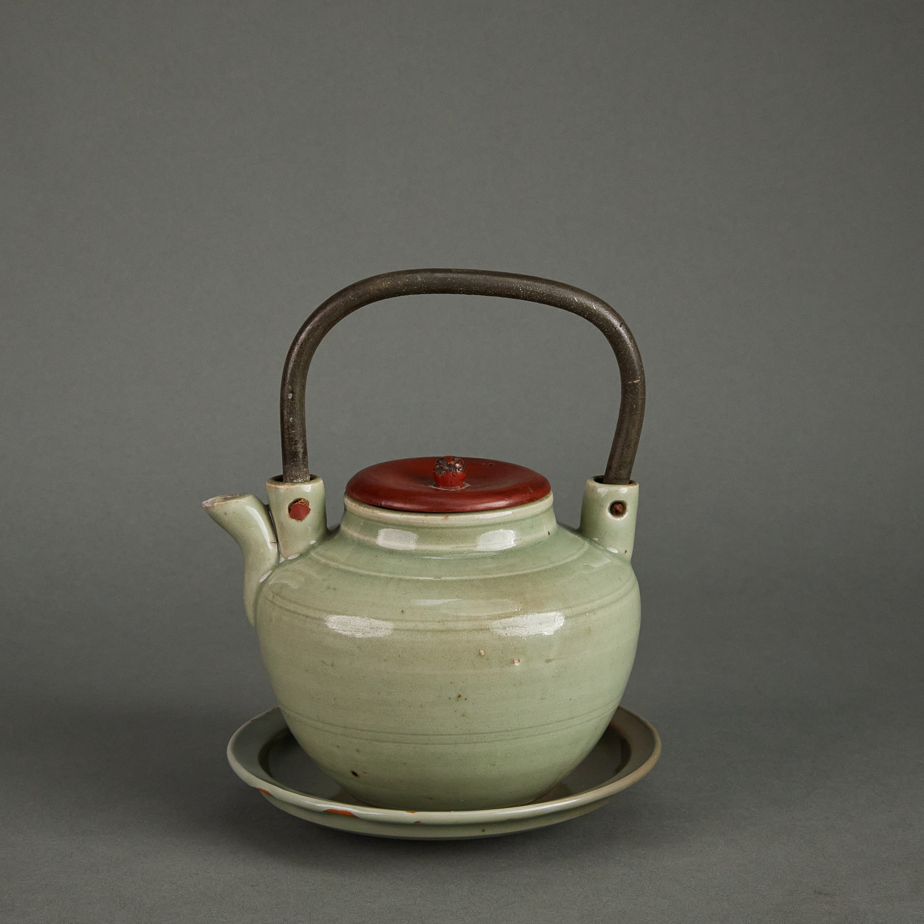 LOT 112824龙泉青瓷提梁壶 /龙泉折沿盘