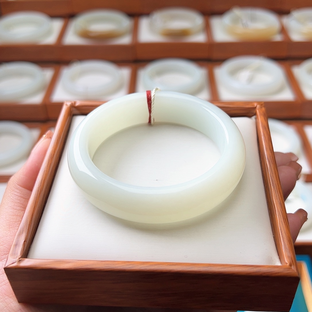 和田玉手镯未镶嵌56